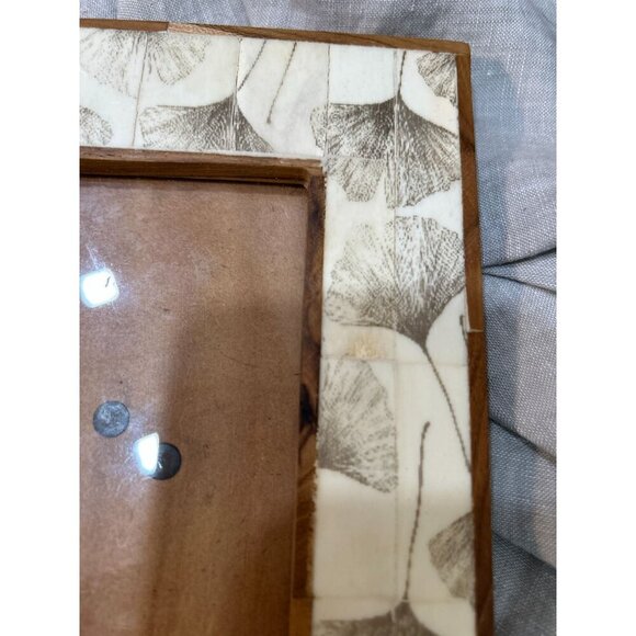 Hand-Carved Wooden Photo Frame With Ginkgo Leaf Inlay Design 4x6 Inches - Picture 5 of 8